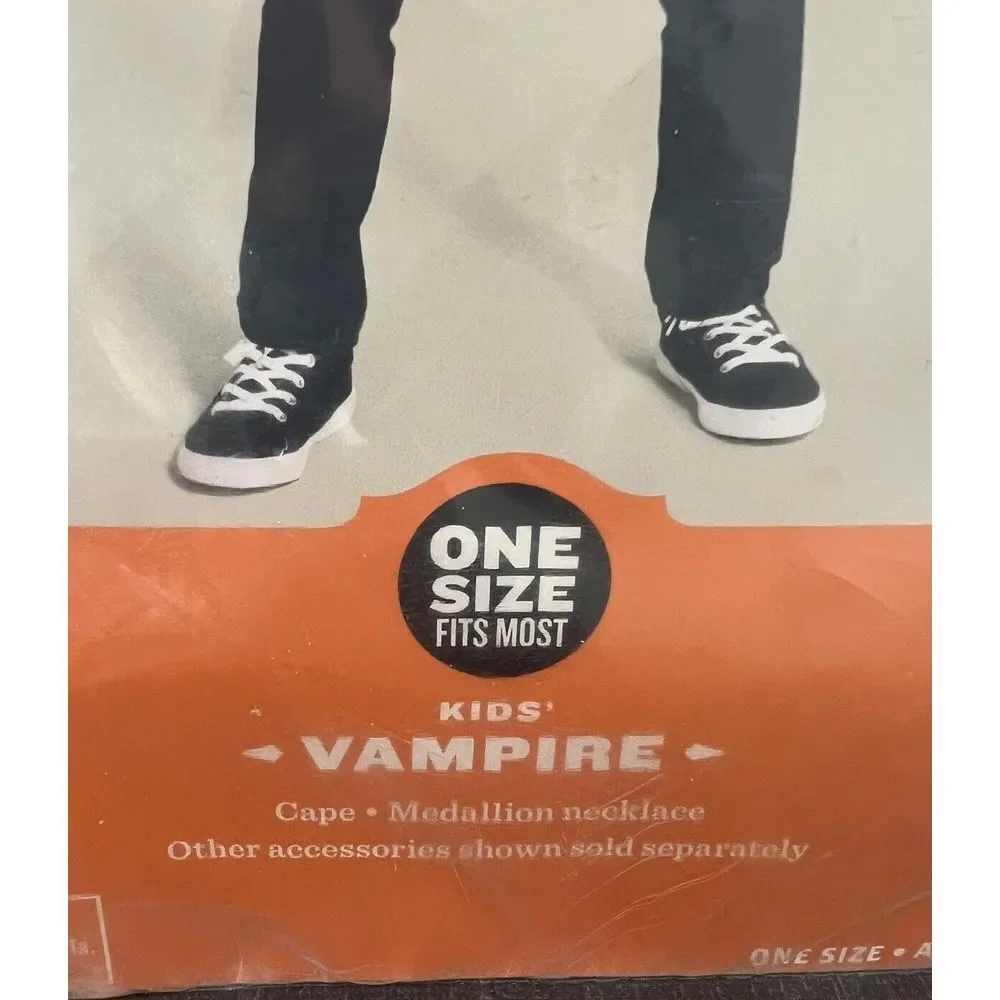 Boys Girls VAMPIRE Halloween Costume Cape And Medallion One‎ Size Fits Mo…